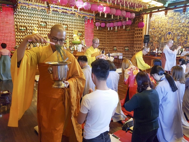 Partake in the Vesak Ceremony at Yonggungsa Cham Joeun Uri Temples